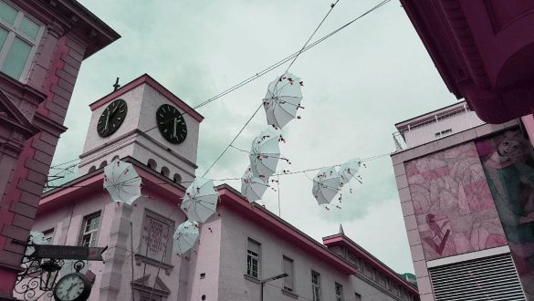 Weisse Regenschirme über Meran
