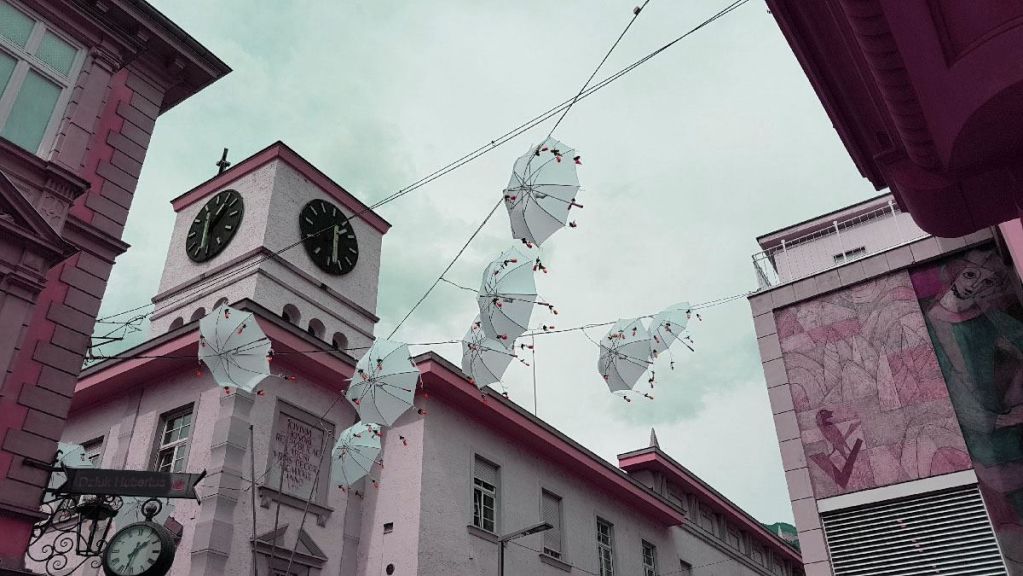 Weisse Regenschirme über Meran